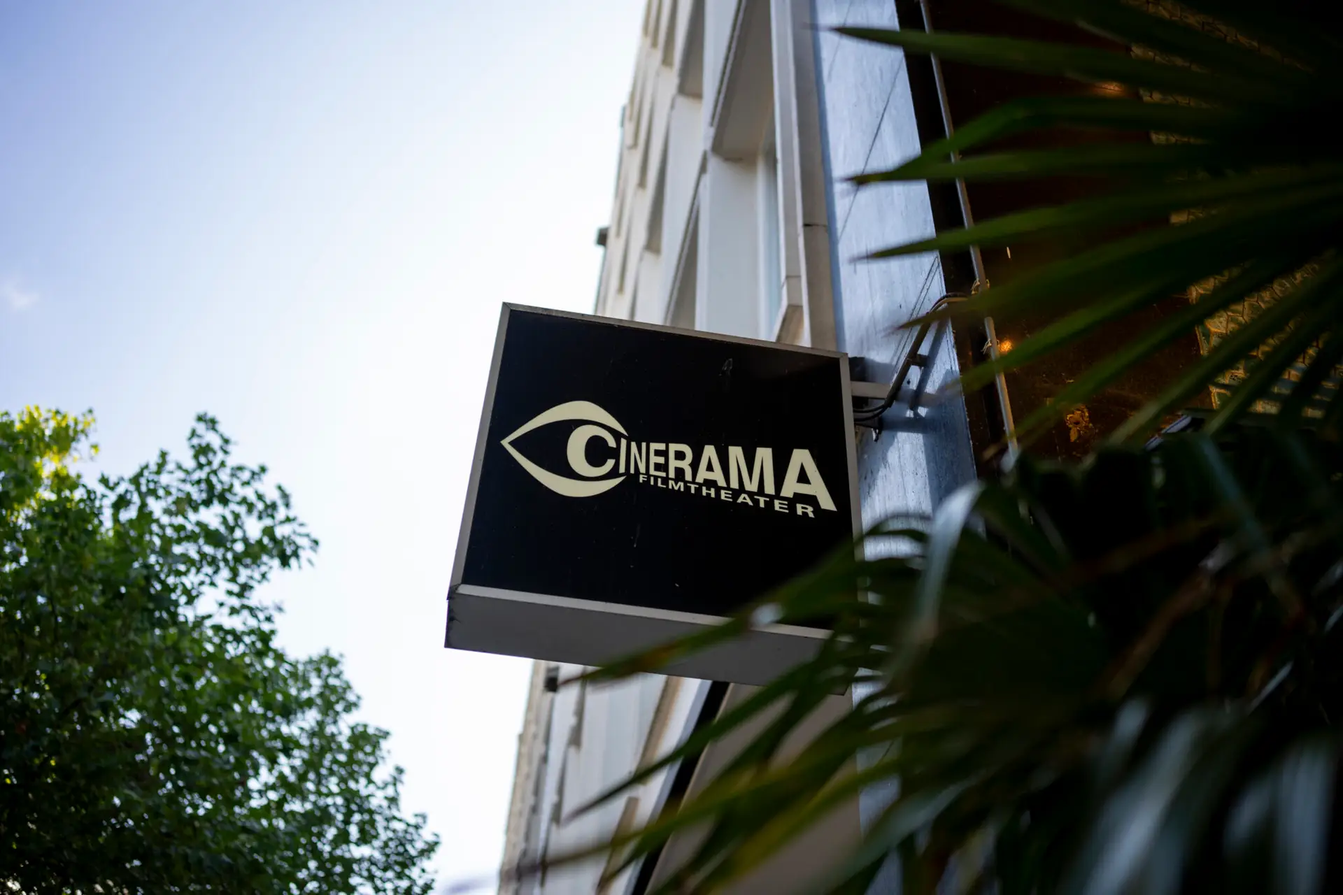 Uithangbord Cinerama van onderaf.