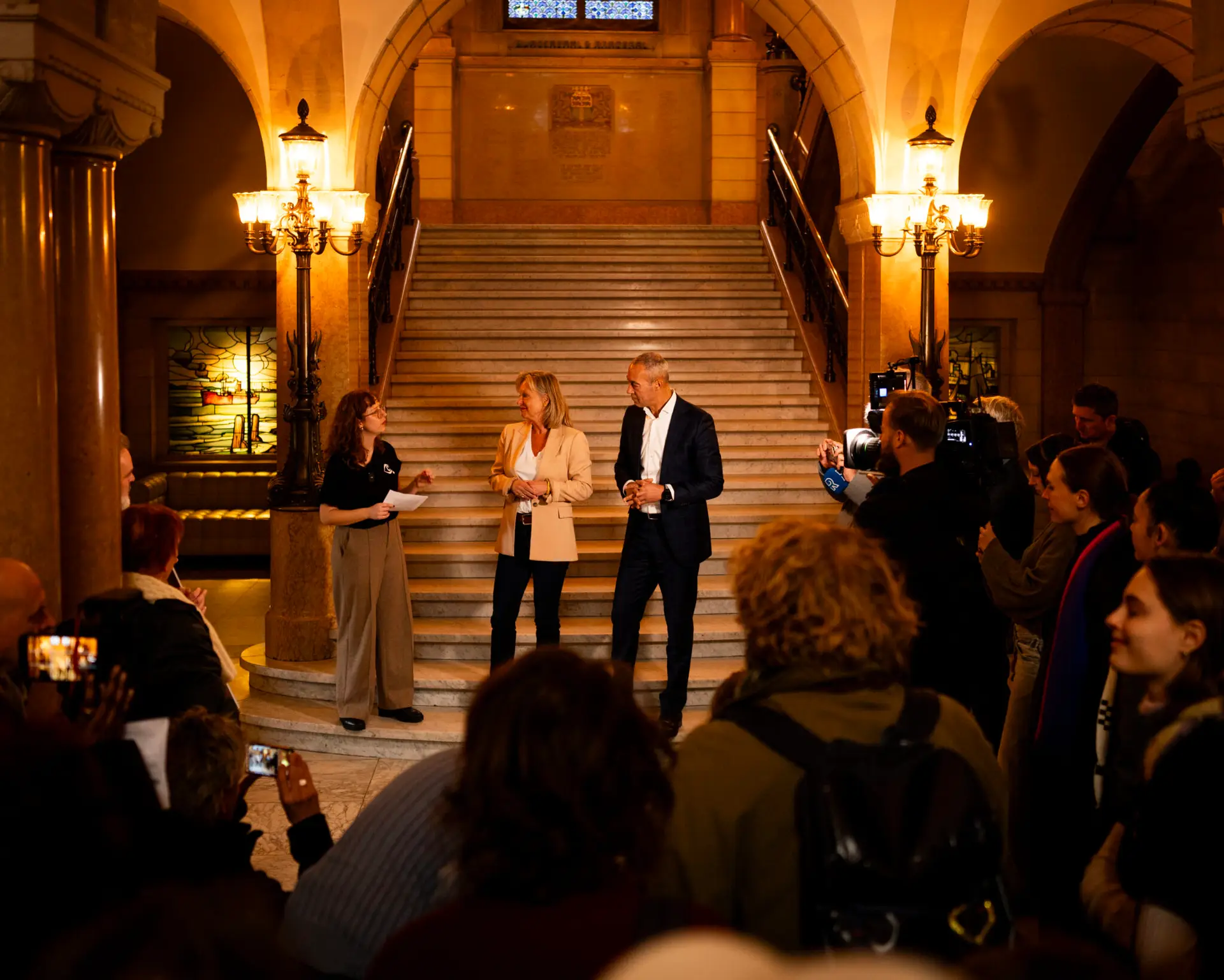 Ilse spreekt de wethouders toe in het Rotterdamsstadhuis.